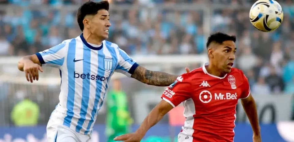 Jugadores de Huracán y Racing Club en acción Jugadores de Huracán y Racing Club en acción