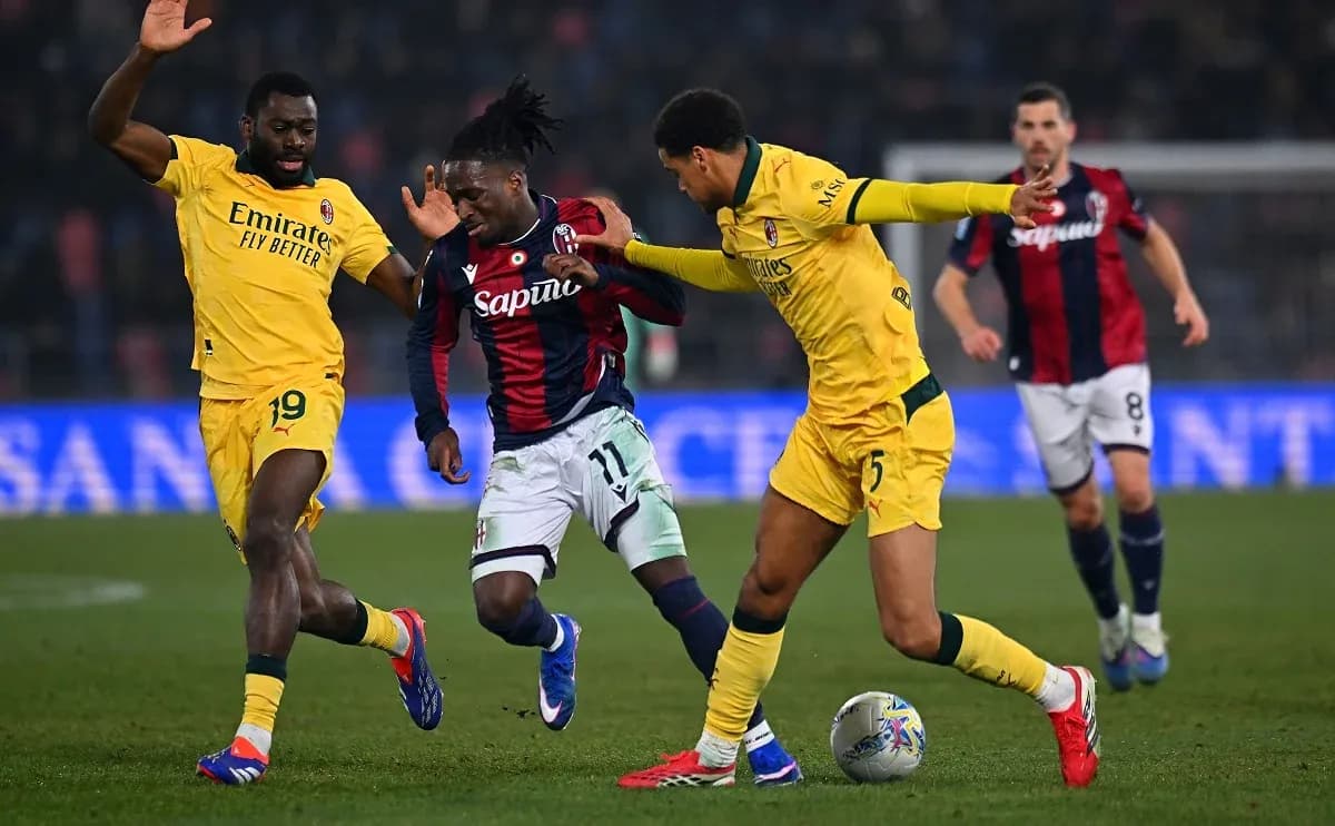 Jugadores en acción durante el partido AC Milan vs Bologna Jugadores en acción durante el partido AC Milan vs Bologna