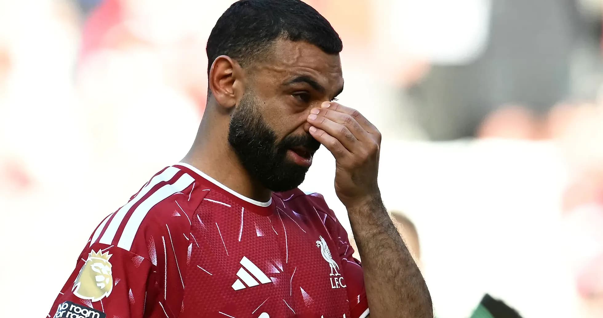 Jugador de Liverpool tocándose la cara durante partido Jugador de Liverpool tocándose la cara durante partido