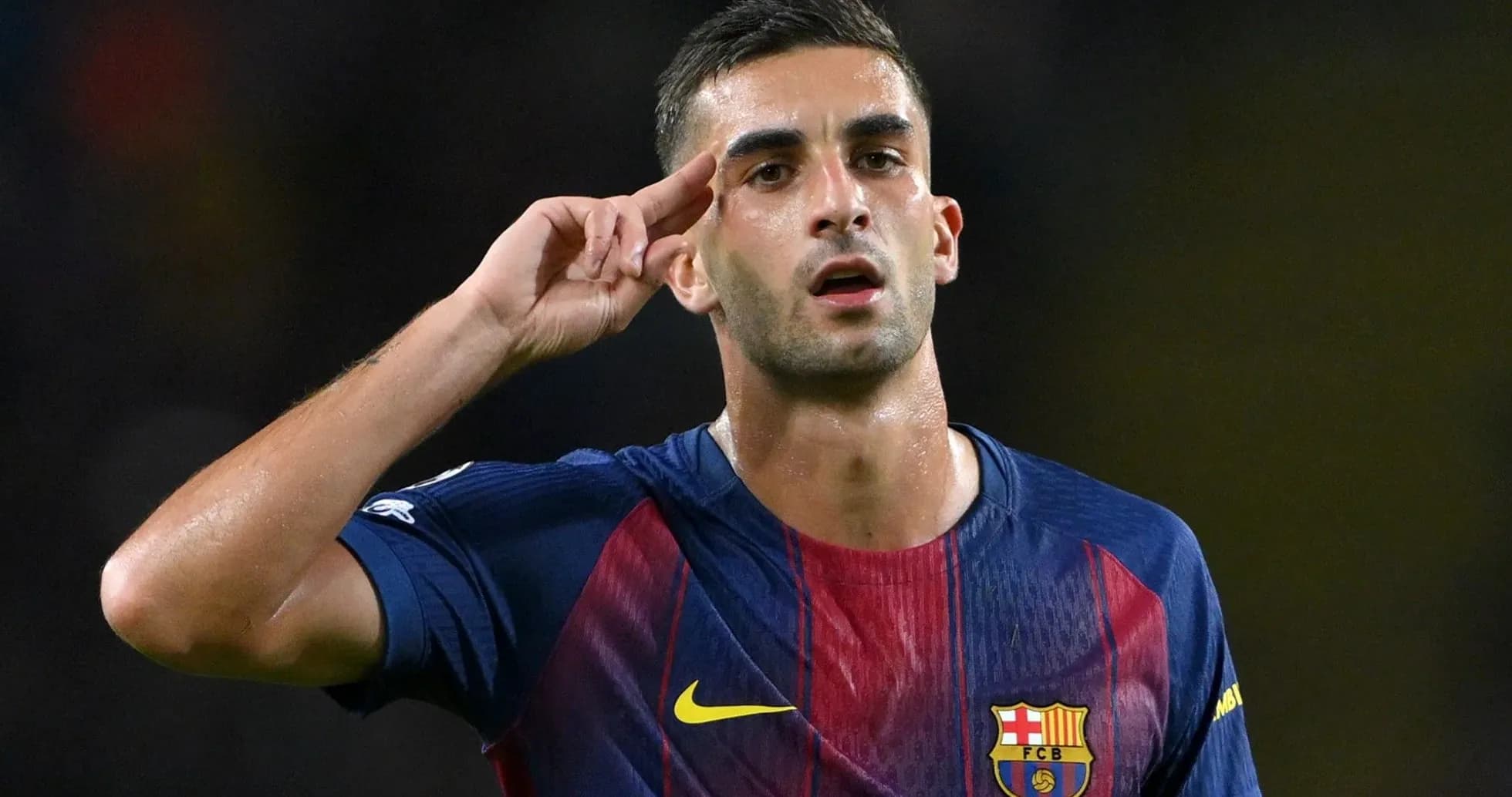 Jugador de fútbol haciendo un saludo militar Jugador de fútbol haciendo un saludo militar