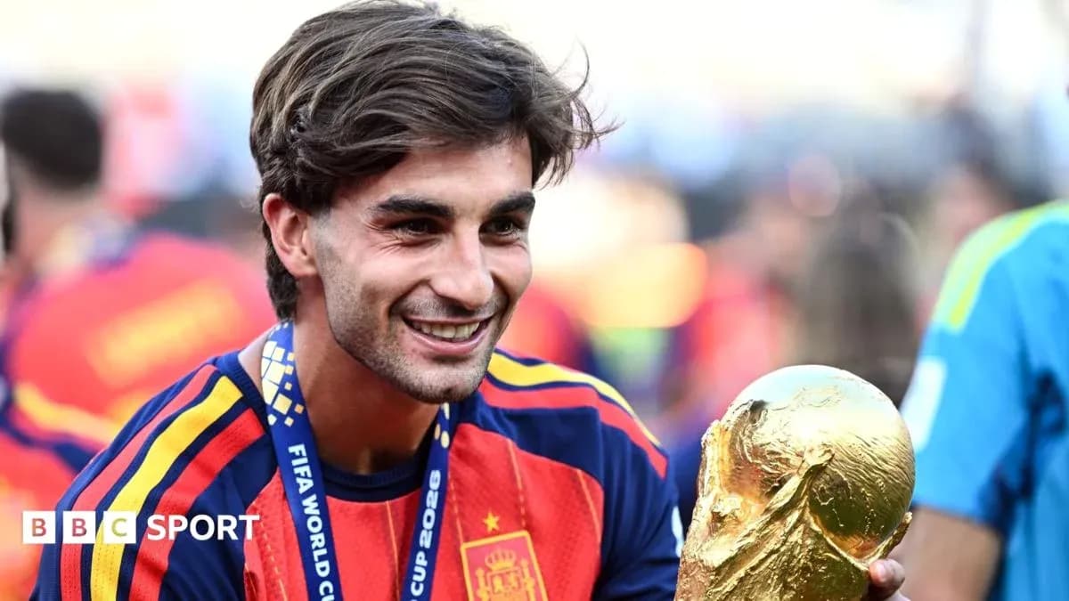 Jugador de España sosteniendo la Copa del Mundo Jugador de España sosteniendo la Copa del Mundo