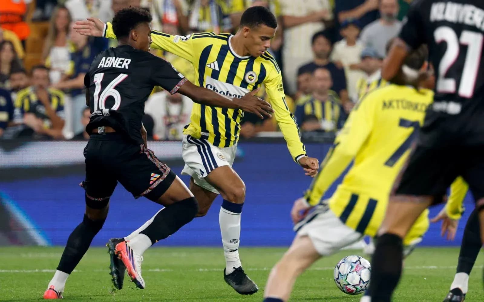 Jugadores de Fenerbahçe y Lyon en acción Jugadores de Fenerbahçe y Lyon en acción
