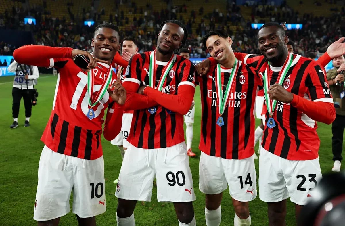 Jugadores de AC Milan posando con medallas tras partido Jugadores de AC Milan posando con medallas tras partido