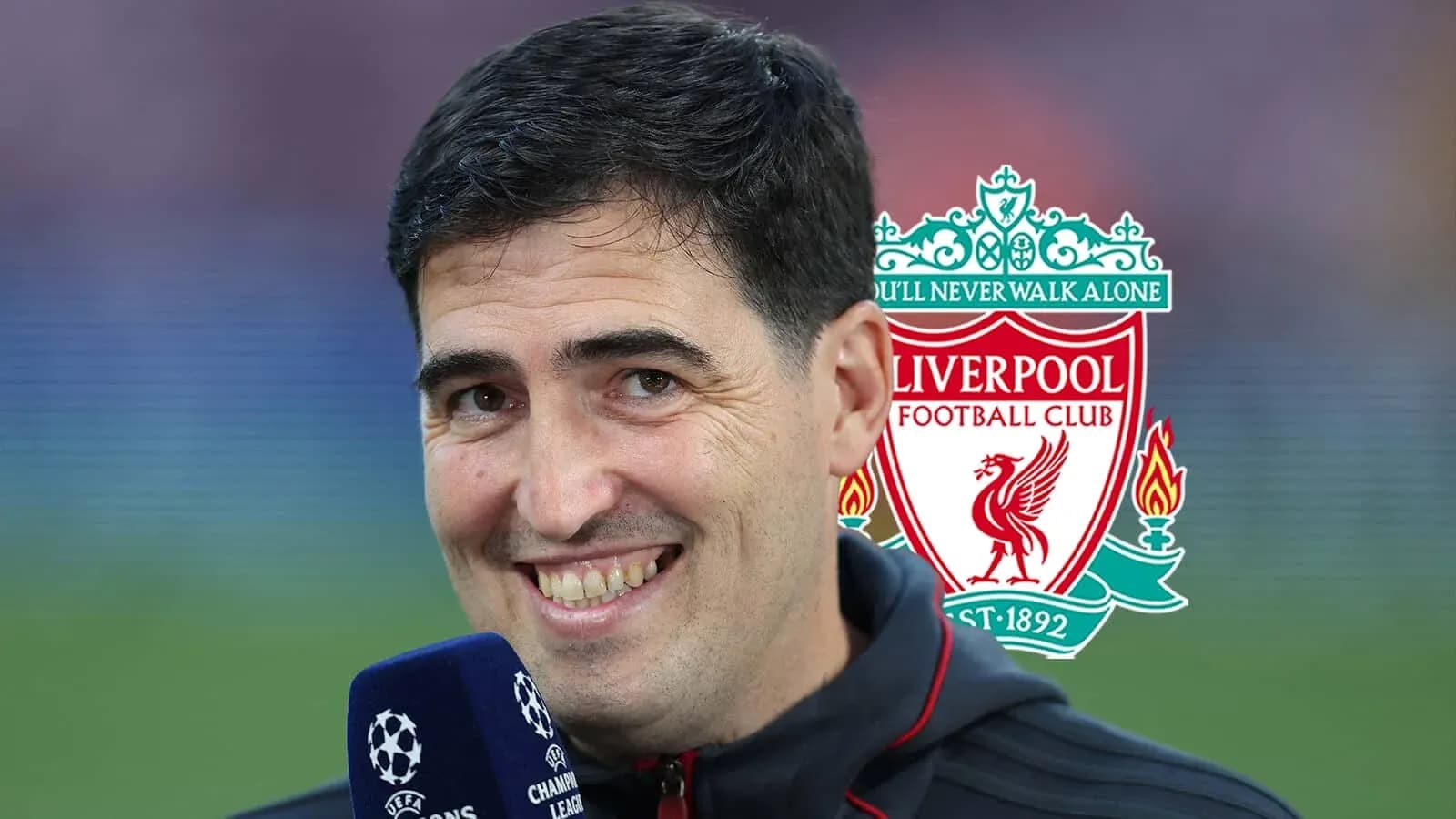 Hombre sonriendo con micrófono y logo de Liverpool Hombre sonriendo con micrófono y logo de Liverpool