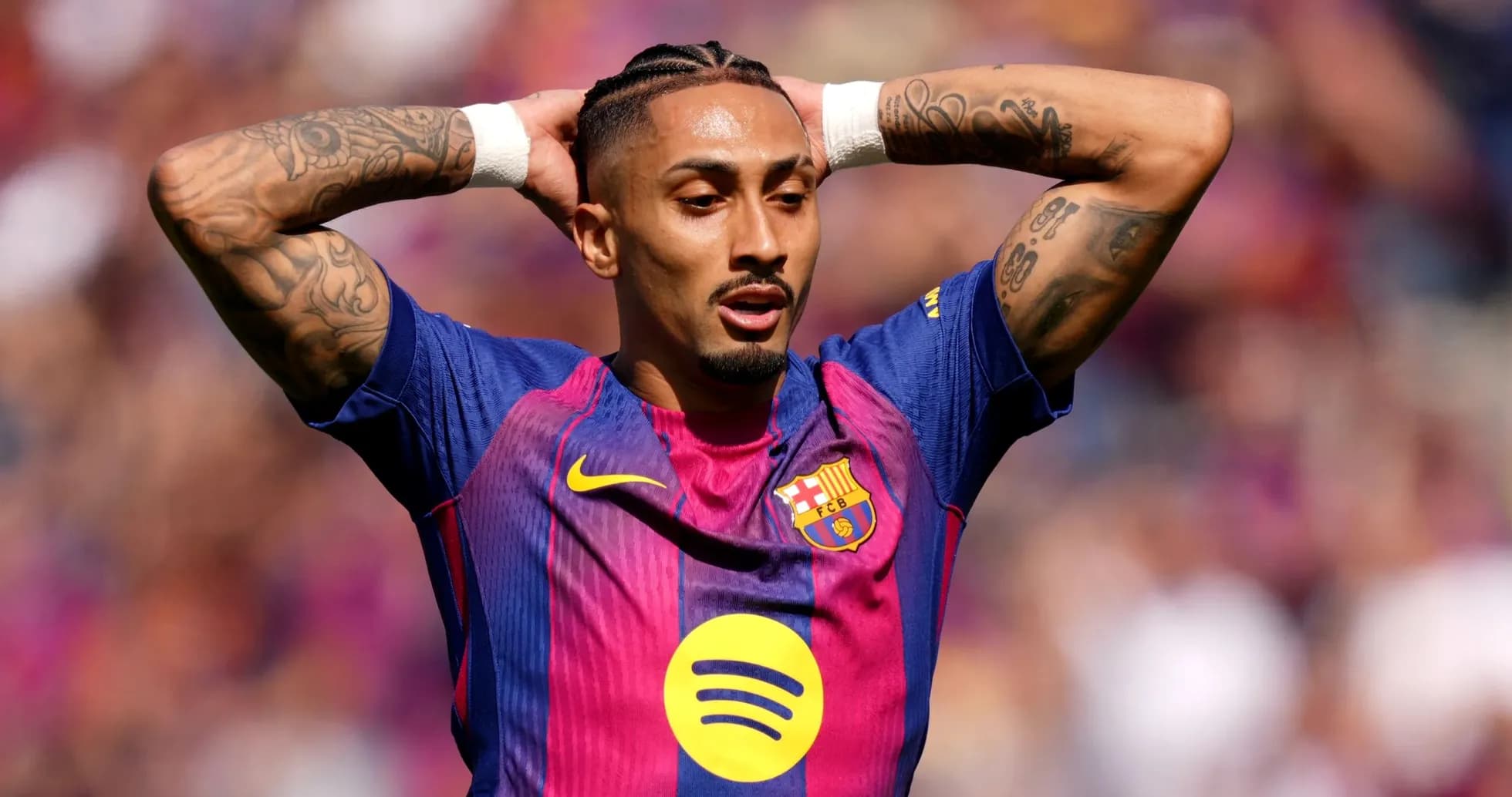 Jugador de Barcelona con manos en la cabeza durante partido Jugador de Barcelona con manos en la cabeza durante partido