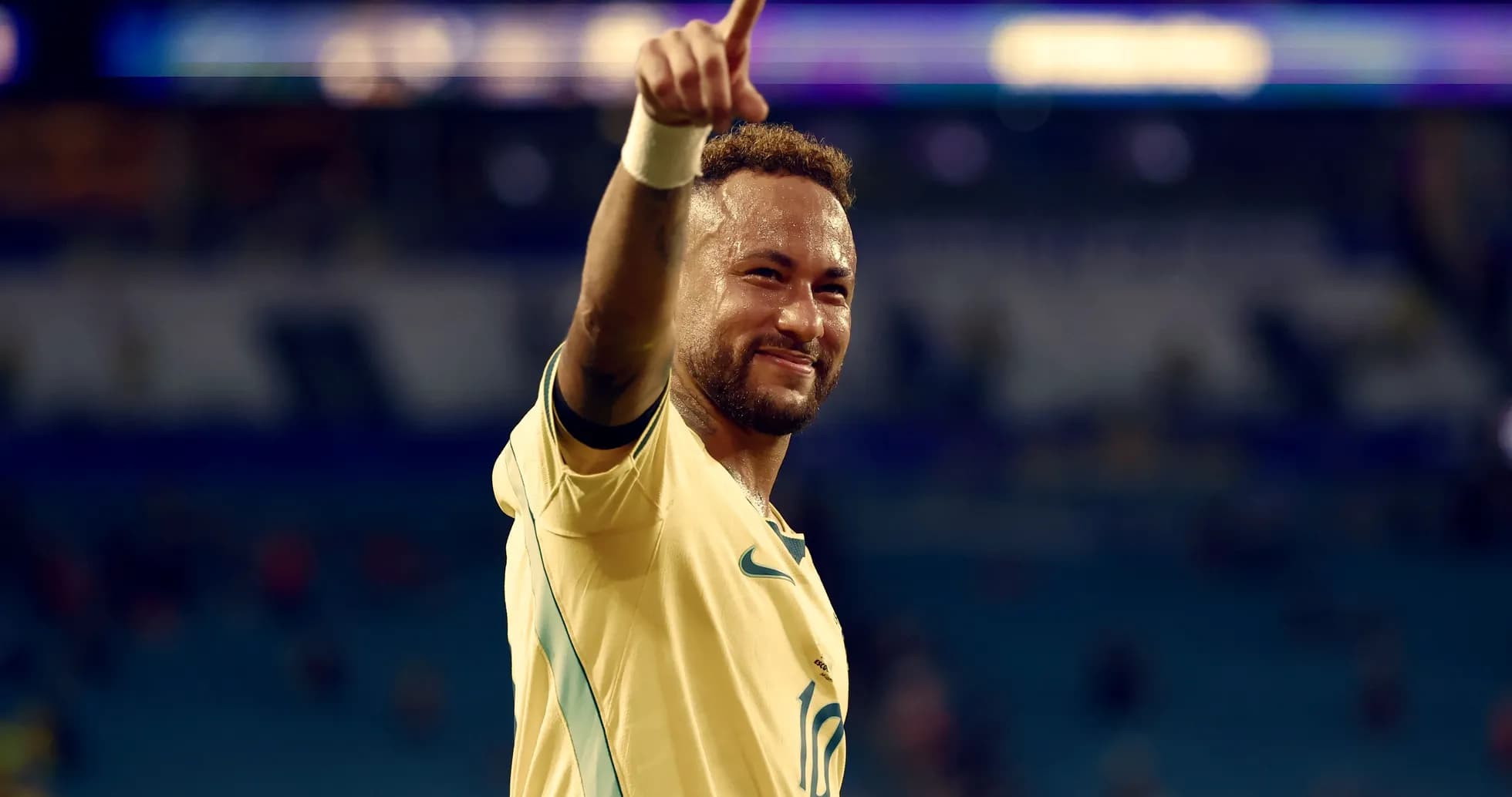 Jugador brasileño celebrando con el pulgar hacia arriba Jugador brasileño celebrando con el pulgar hacia arriba