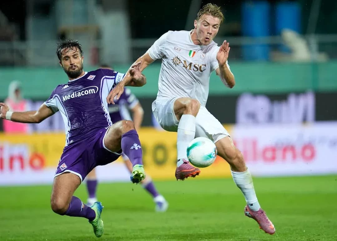 Jugador de Fiorentina y Napoli en acción Jugador de Fiorentina y Napoli en acción