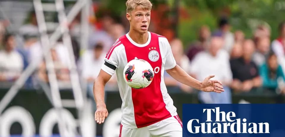 Jugador de Ajax controlando el balón en el campo Jugador de Ajax controlando el balón en el campo