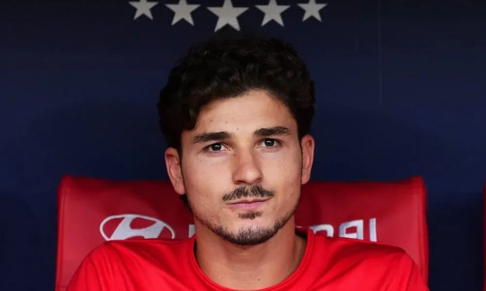 Jugador sentado en el banquillo durante el partido Jugador sentado en el banquillo durante el partido