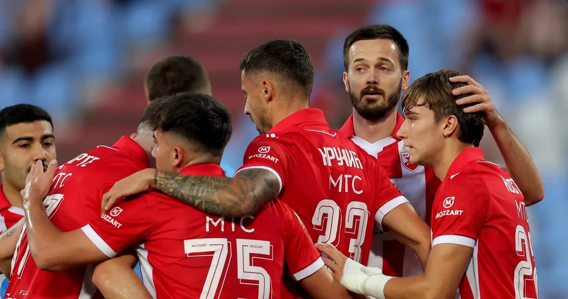 Jugadores de FK Crvena Zvezda celebrando un gol Jugadores de FK Crvena Zvezda celebrando un gol