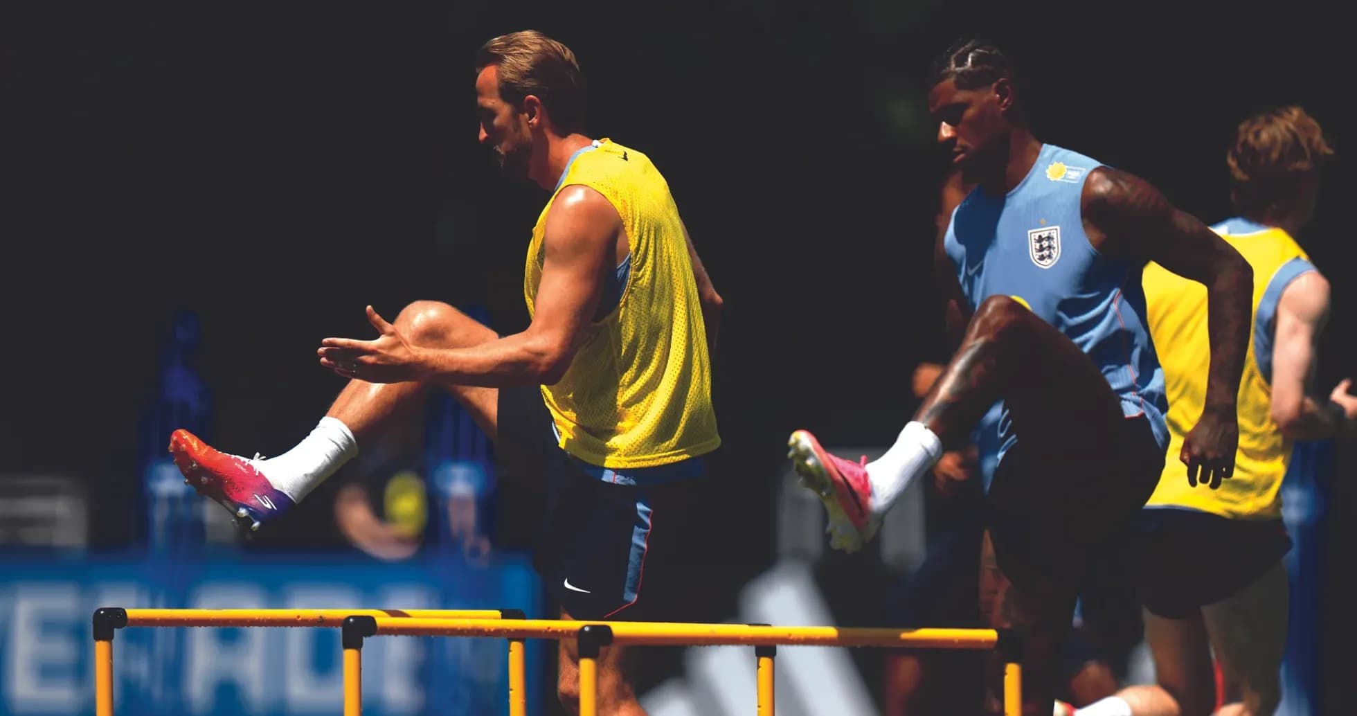 Jugadores entrenando con vallas en sesión de entrenamiento Jugadores entrenando con vallas en sesión de entrenamiento