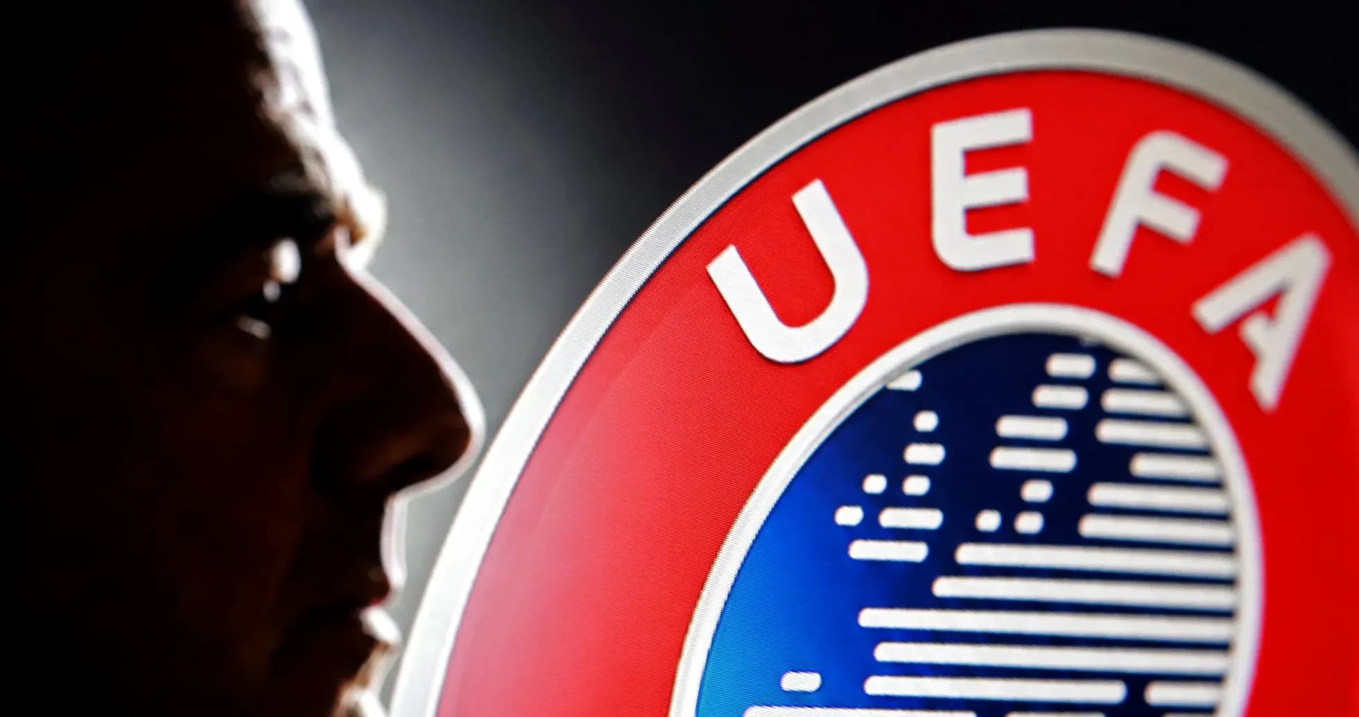 Perfil de persona junto al logo de UEFA Perfil de persona junto al logo de UEFA