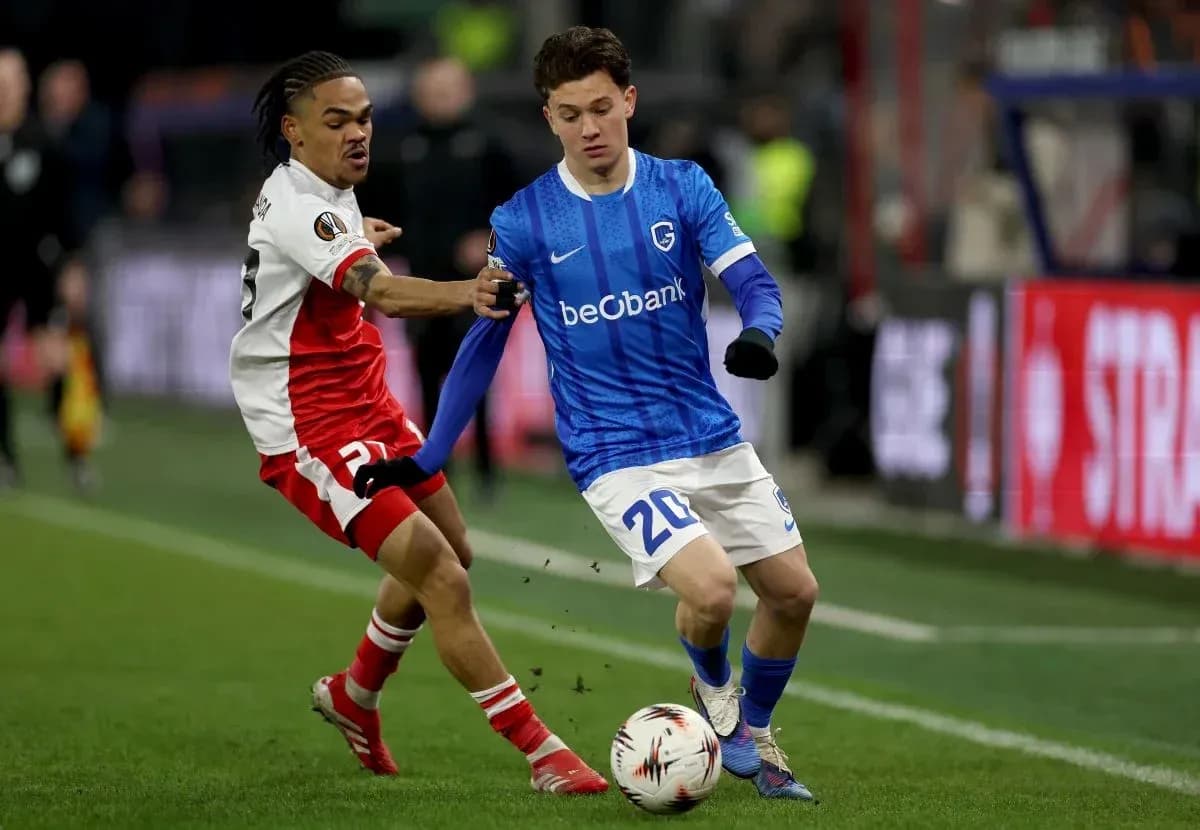 Jugador de KRC Genk driblando mientras es marcado Jugador de KRC Genk driblando mientras es marcado