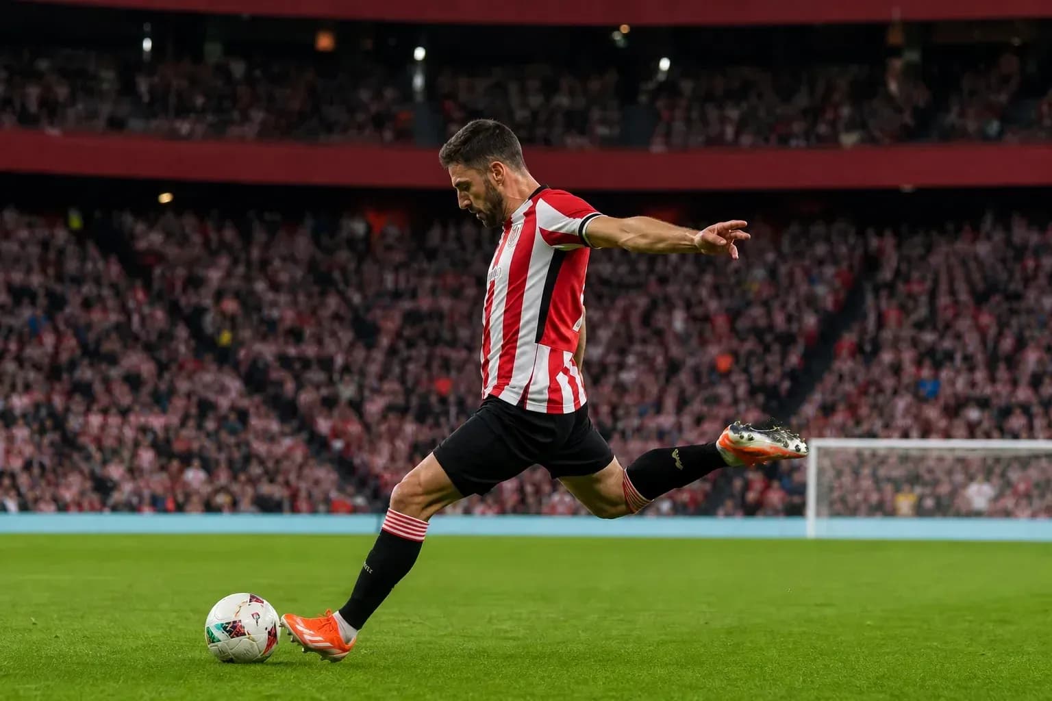 Jugador de Athletic Club ejecutando un tiro libre Jugador de Athletic Club ejecutando un tiro libre