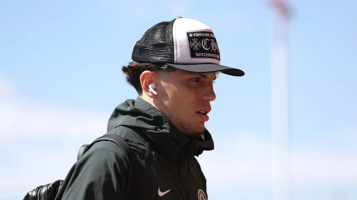 Jugador con gorra y auriculares en exterior Jugador con gorra y auriculares en exterior