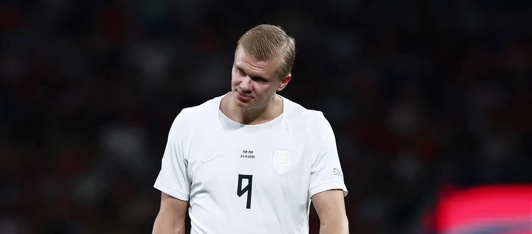Jugador con camiseta blanca en el campo de fútbol Jugador con camiseta blanca en el campo de fútbol