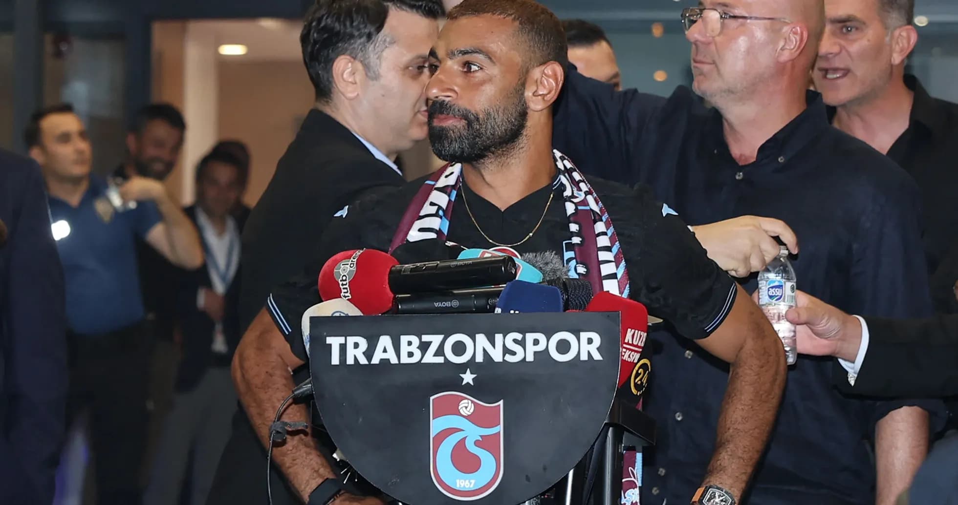 Jugador de Trabzonspor en conferencia de prensa Jugador de Trabzonspor en conferencia de prensa