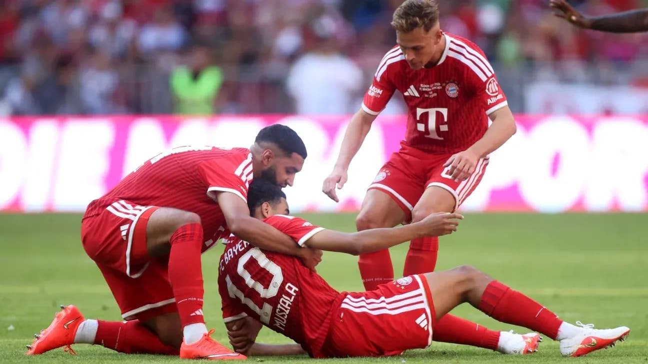 Jugadores de Bayern Munich celebrando un gol en el campo Jugadores de Bayern Munich celebrando un gol en el campo