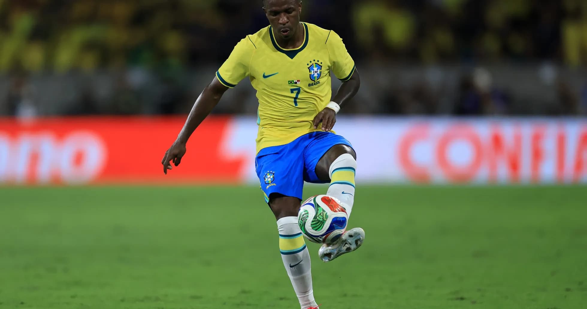 Jugador de Brasil controlando el balón Jugador de Brasil controlando el balón