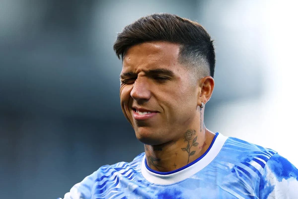 Jugador con camiseta azul sonriendo en el campo Jugador con camiseta azul sonriendo en el campo