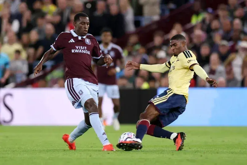Jugador de Aston Villa desafiando a rival de Arsenal Jugador de Aston Villa desafiando a rival de Arsenal