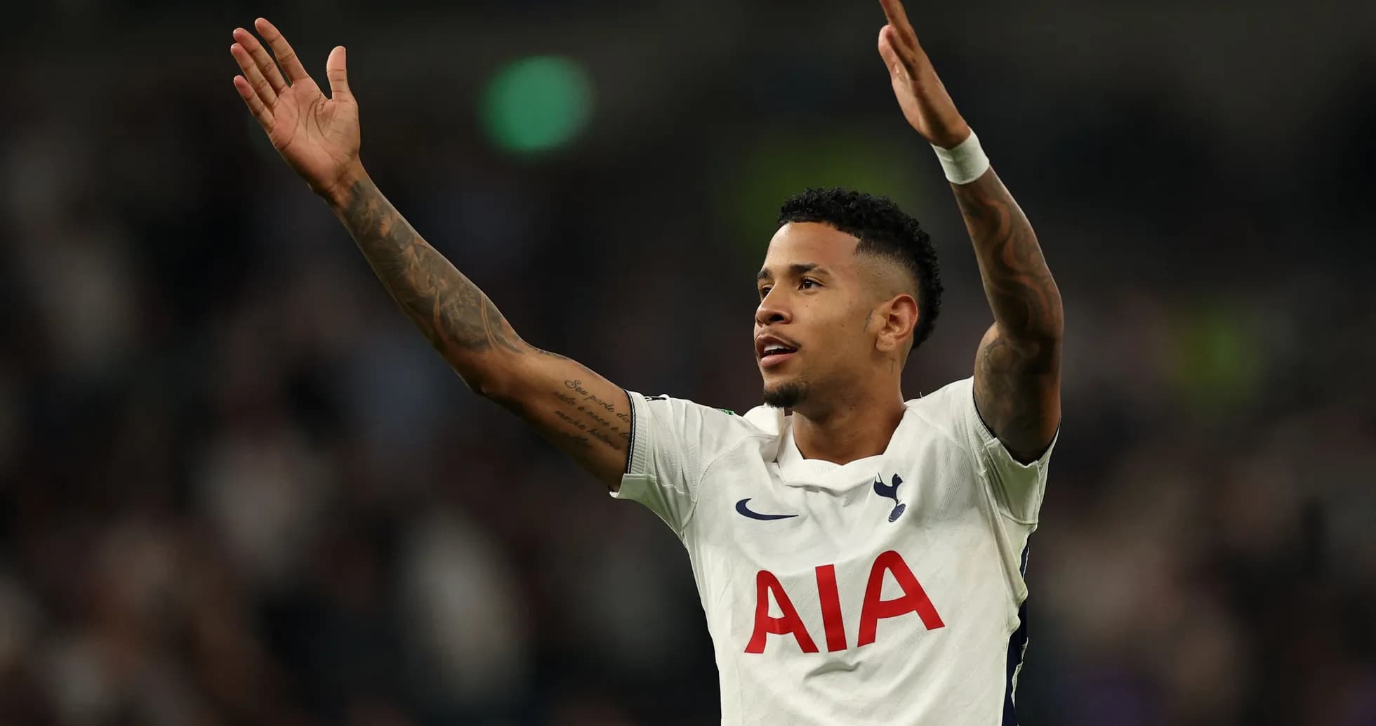 Jugador de Tottenham celebrando con los brazos alzados Jugador de Tottenham celebrando con los brazos alzados