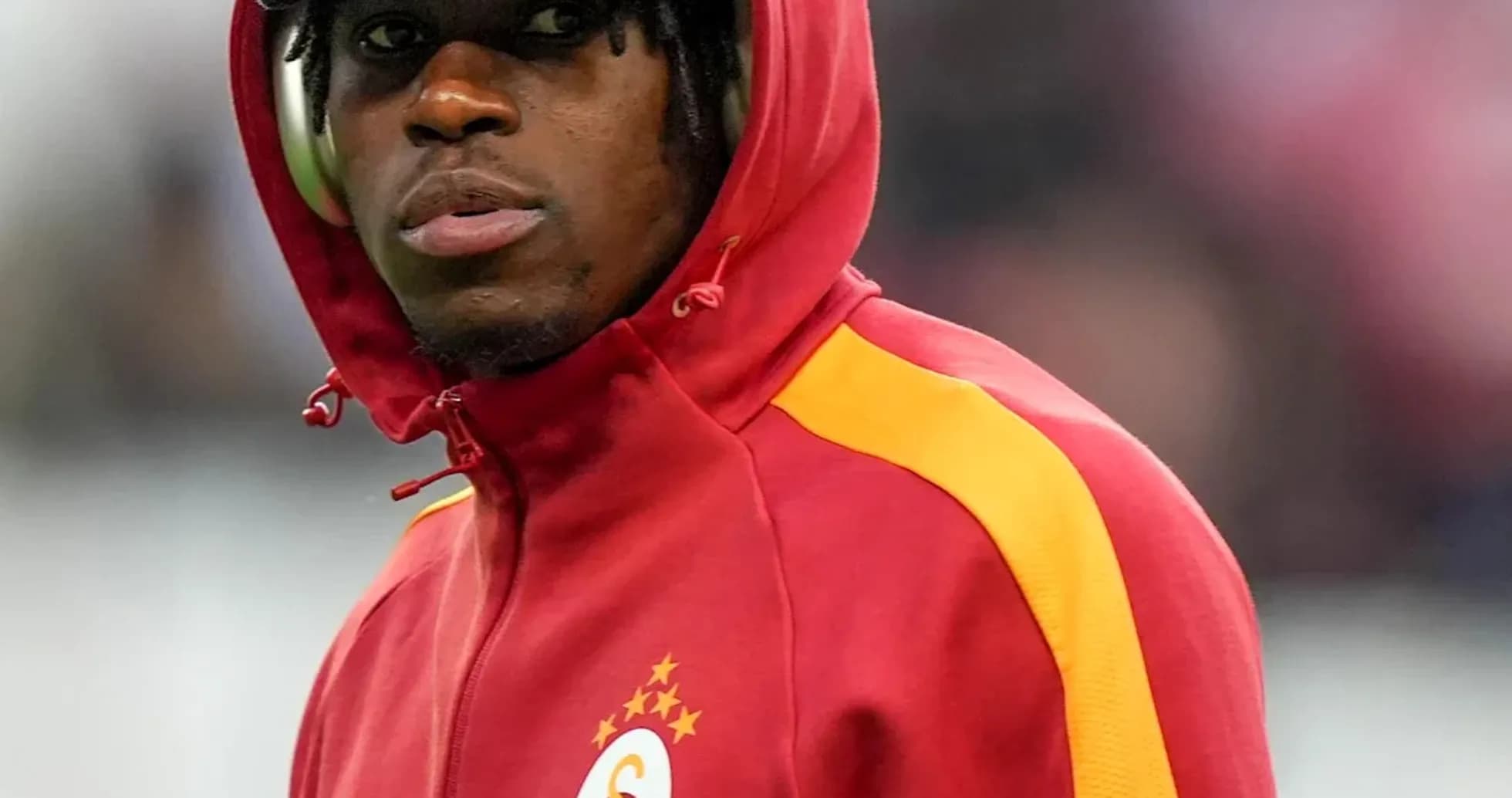 Jugador de Galatasaray con sudadera y gorra Jugador de Galatasaray con sudadera y gorra