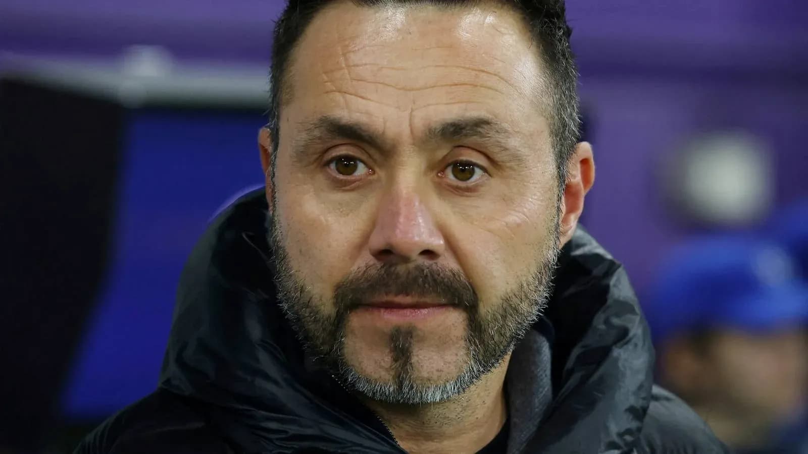 Entrenador observando el partido desde la banda Entrenador observando el partido desde la banda