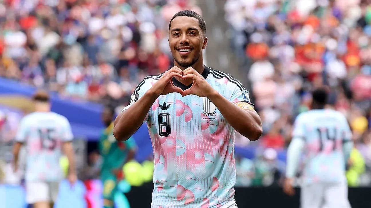 Jugador haciendo un gesto de corazón en el campo Jugador haciendo un gesto de corazón en el campo
