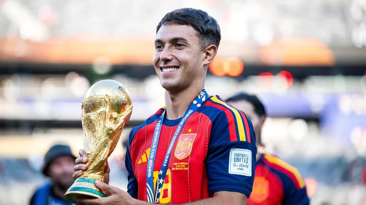 Jugador sosteniendo la Copa del Mundo en celebración Jugador sosteniendo la Copa del Mundo en celebración