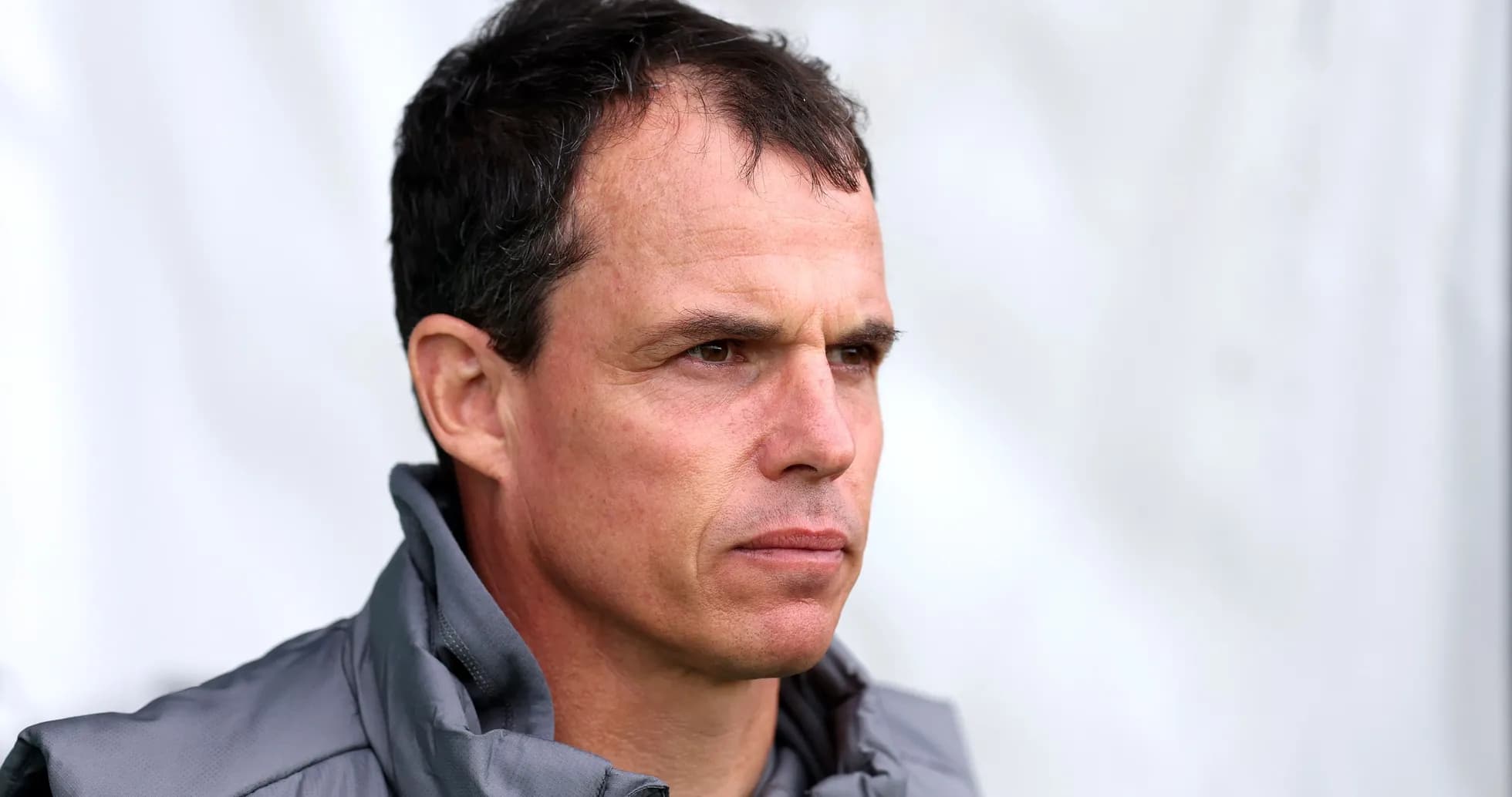 Entrenador observando durante una sesión de entrenamiento Entrenador observando durante una sesión de entrenamiento