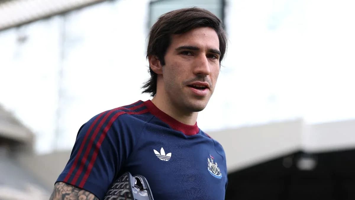 Jugador de Newcastle con camiseta de entrenamiento Jugador de Newcastle con camiseta de entrenamiento