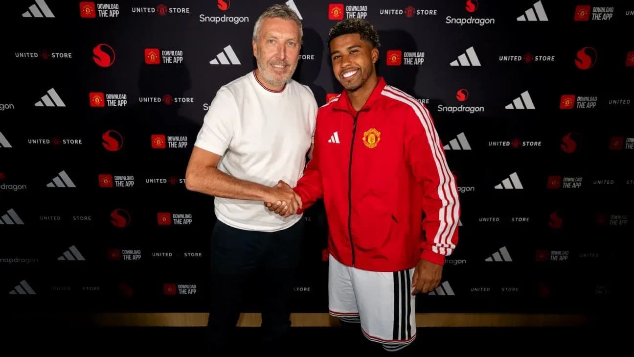 Jugador de Manchester United y representante estrechando manos Jugador de Manchester United y representante estrechando manos