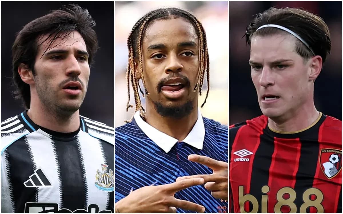 Tres jugadores de fútbol en primer plano Tres jugadores de fútbol en primer plano