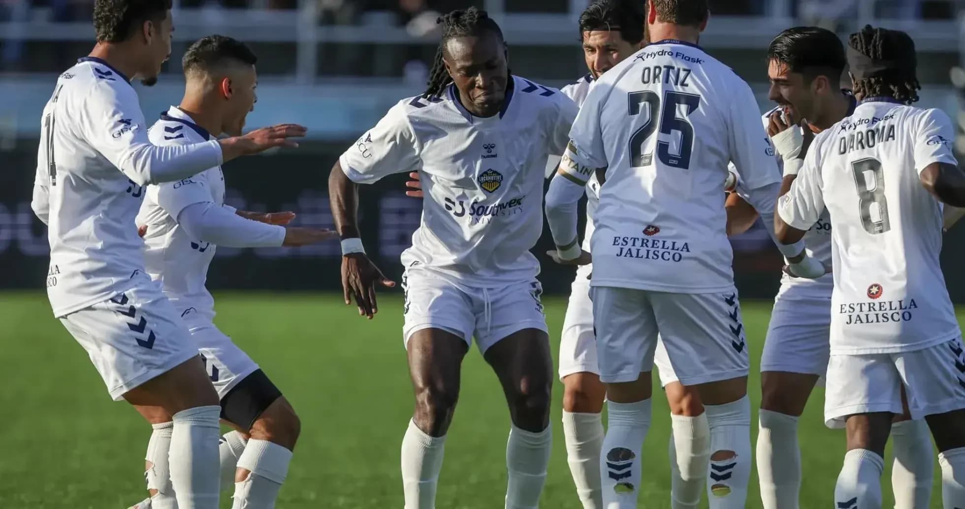 Jugadores celebrando un gol en el partido Jugadores celebrando un gol en el partido
