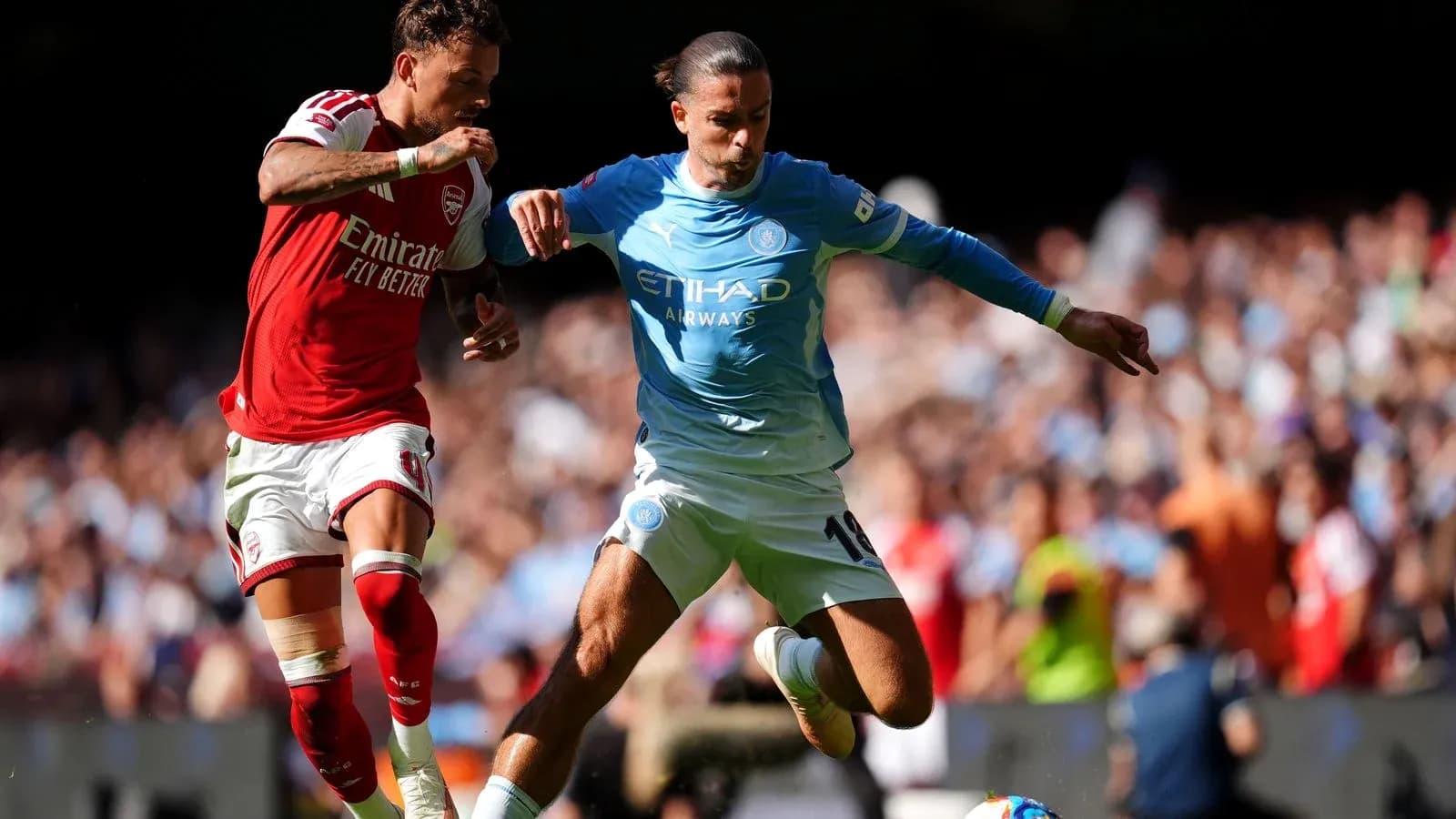 Jugadores de Arsenal y Manchester City disputando el balón Jugadores de Arsenal y Manchester City disputando el balón
