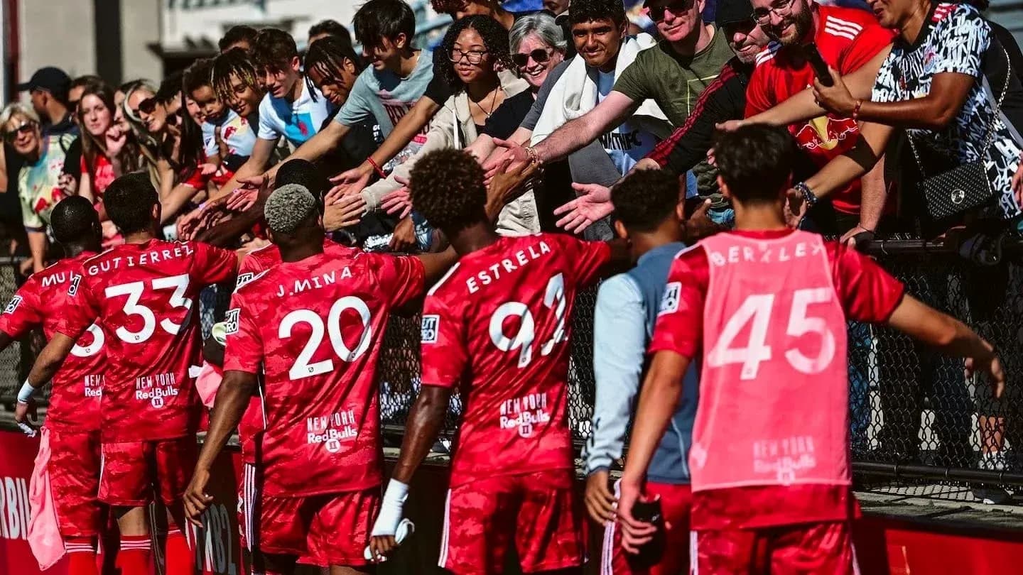 Jugadores de New York RB II saludando a los aficionados Jugadores de New York RB II saludando a los aficionados