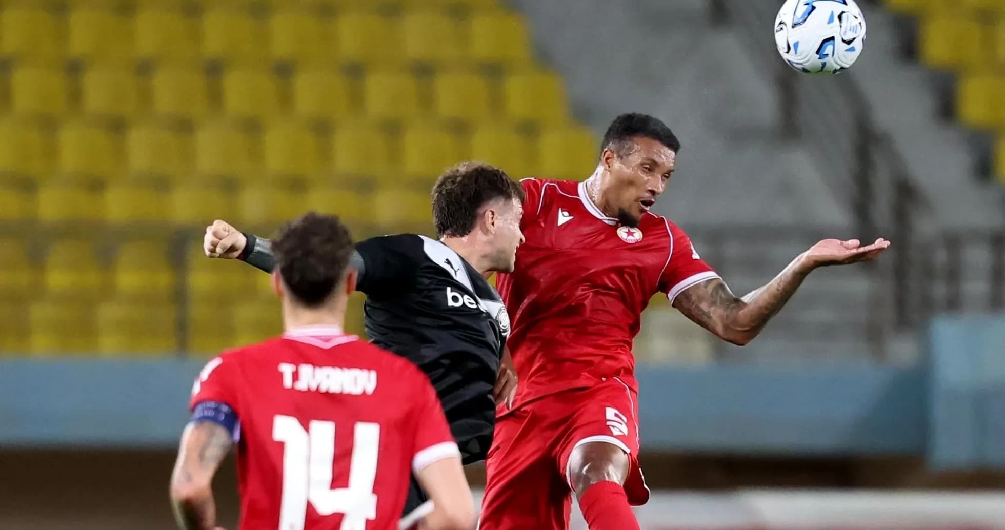 Jugadores de OFI y CSKA Sofia en acción Jugadores de OFI y CSKA Sofia en acción
