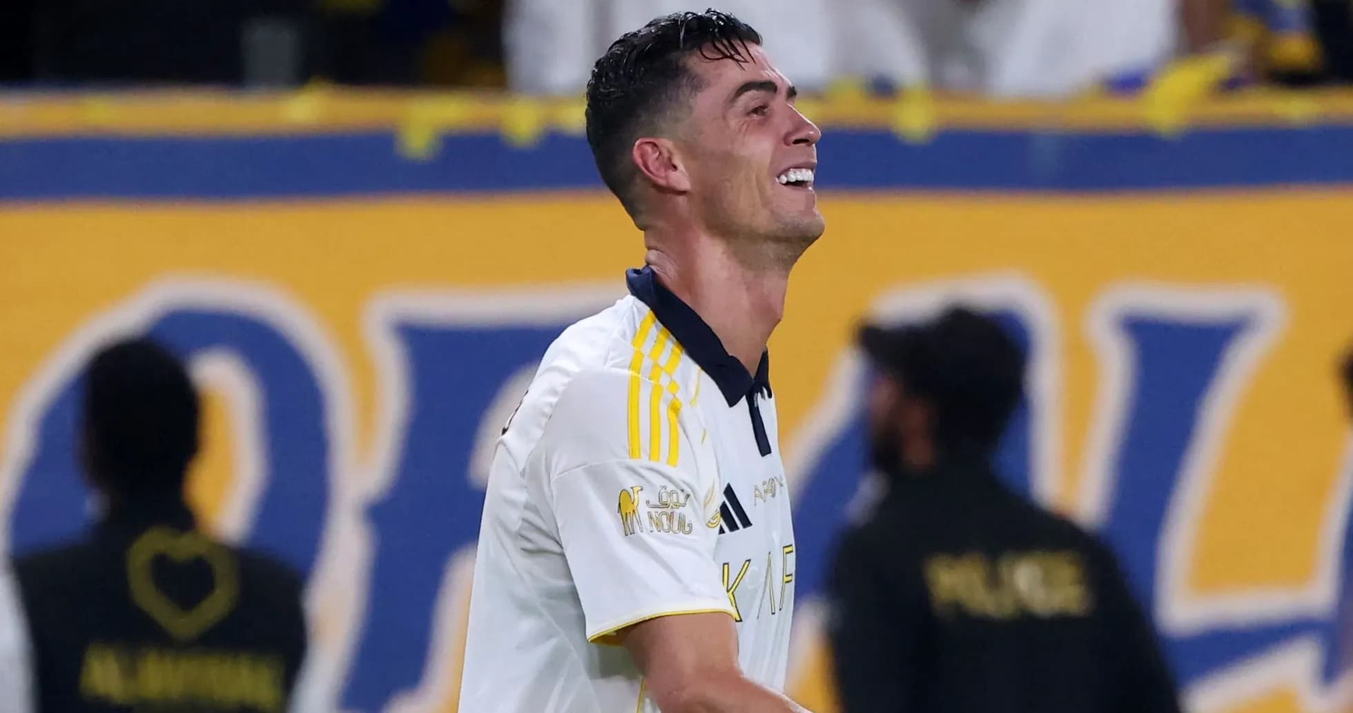 Cristiano Ronaldo sonriendo en el campo de fútbol Cristiano Ronaldo sonriendo en el campo de fútbol
