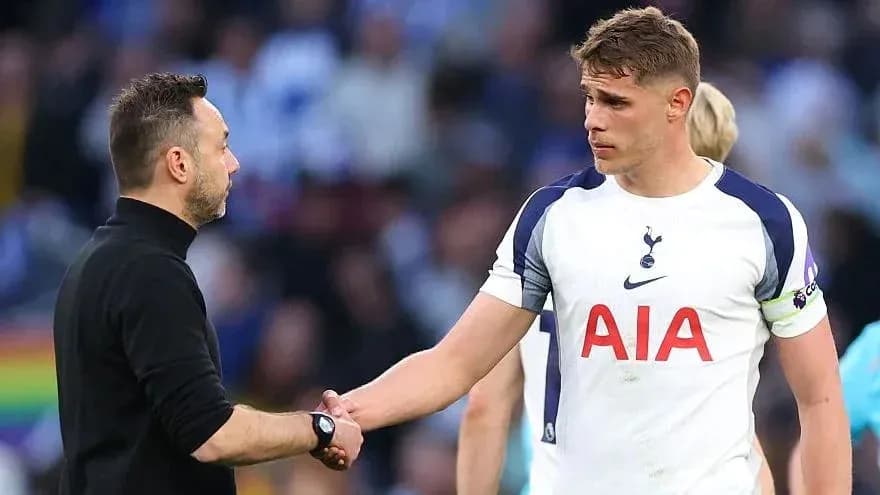 Entrenador y jugador de Tottenham estrechando manos Entrenador y jugador de Tottenham estrechando manos