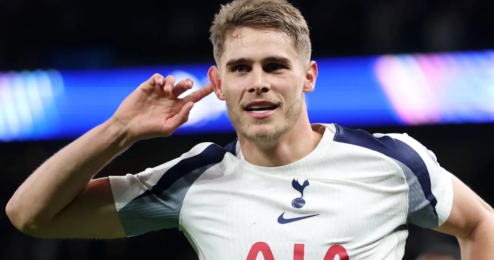 Jugador de Tottenham celebrando un gol Jugador de Tottenham celebrando un gol