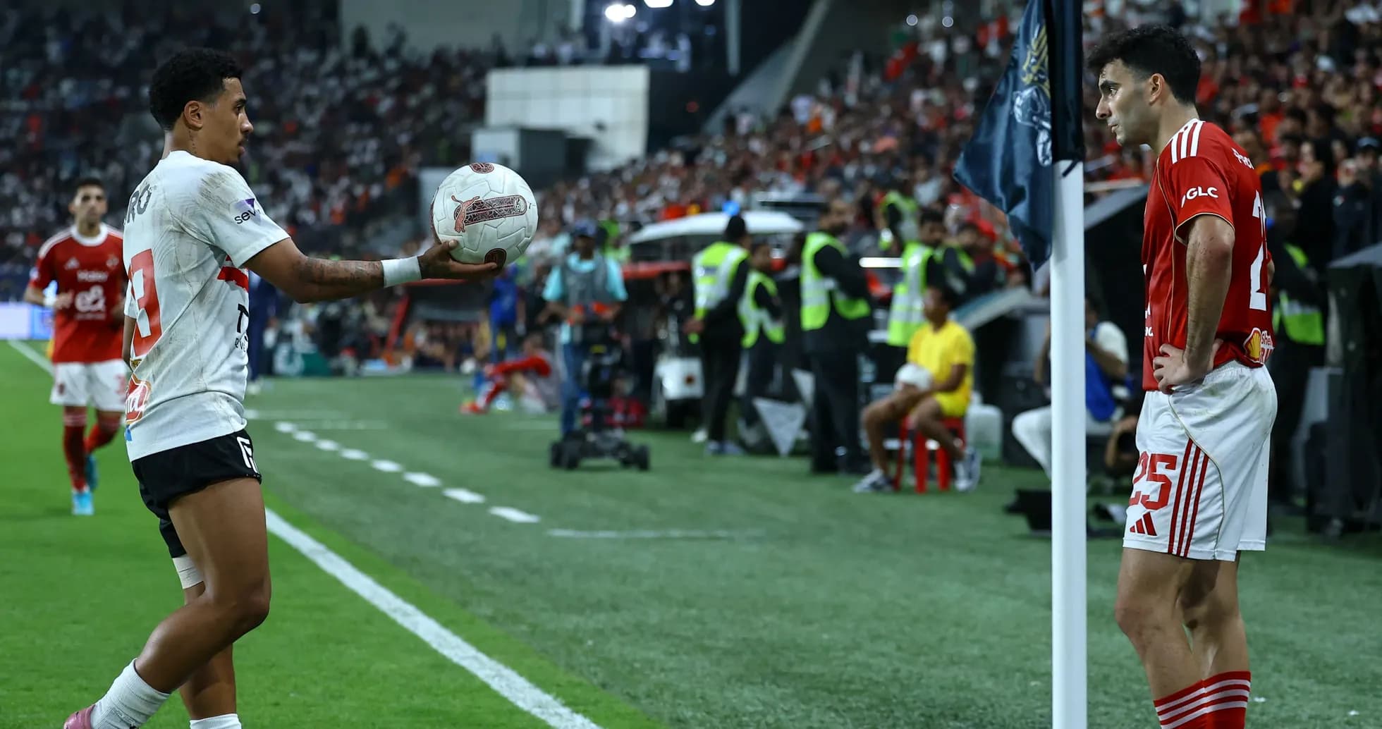 Jugador lanzando el balón desde la banda durante partido Jugador lanzando el balón desde la banda durante partido
