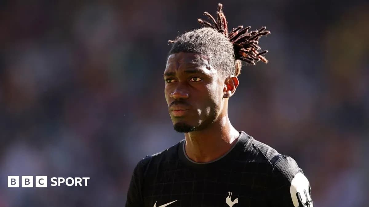 Jugador de Tottenham en el campo durante partido Jugador de Tottenham en el campo durante partido