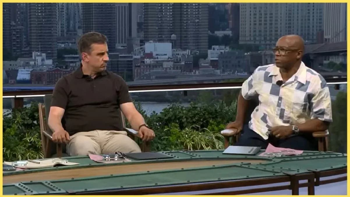 Dos comentaristas discutiendo en un estudio al aire libre Dos comentaristas discutiendo en un estudio al aire libre