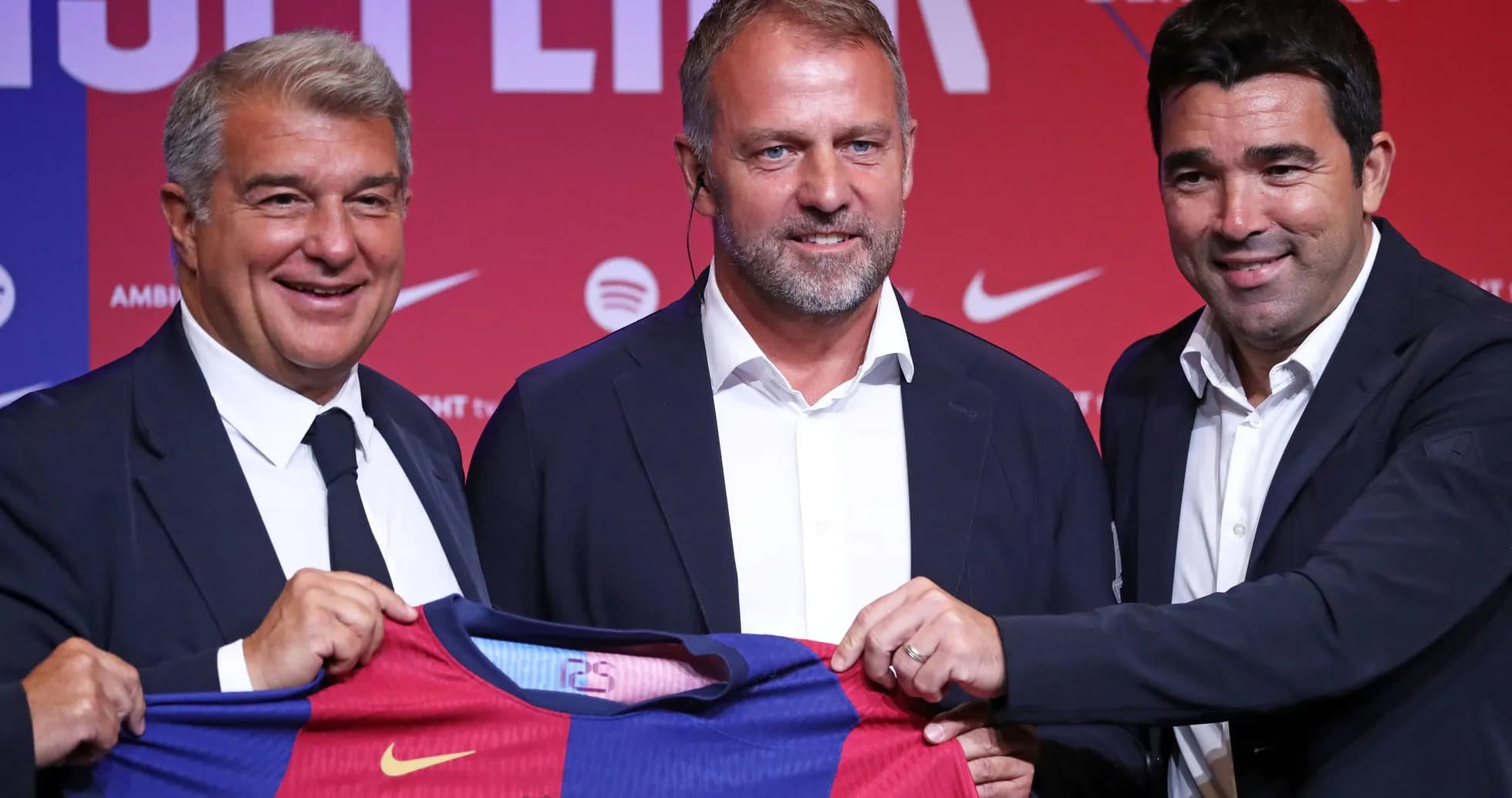 Directivos del FC Barcelona presentan nueva camiseta Directivos del FC Barcelona presentan nueva camiseta