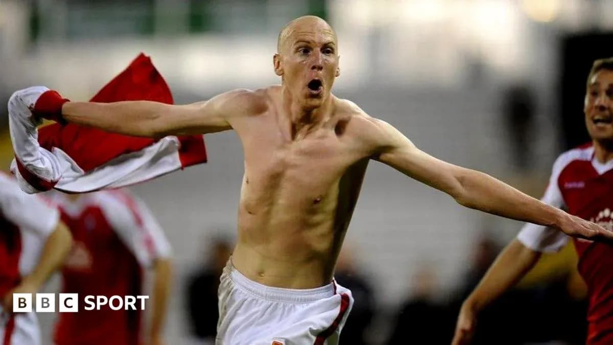 Jugador celebrando un gol sin camiseta en el campo Jugador celebrando un gol sin camiseta en el campo