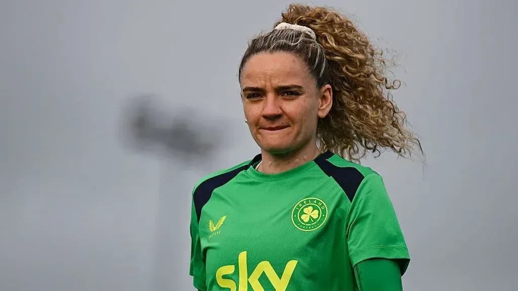 Jugadora de fútbol con uniforme verde en entrenamiento Jugadora de fútbol con uniforme verde en entrenamiento