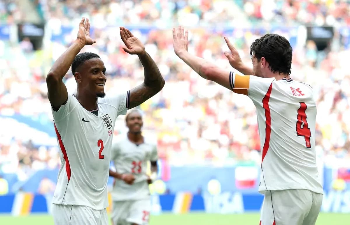 Jugadores de Inglaterra celebrando un gol en partido Jugadores de Inglaterra celebrando un gol en partido