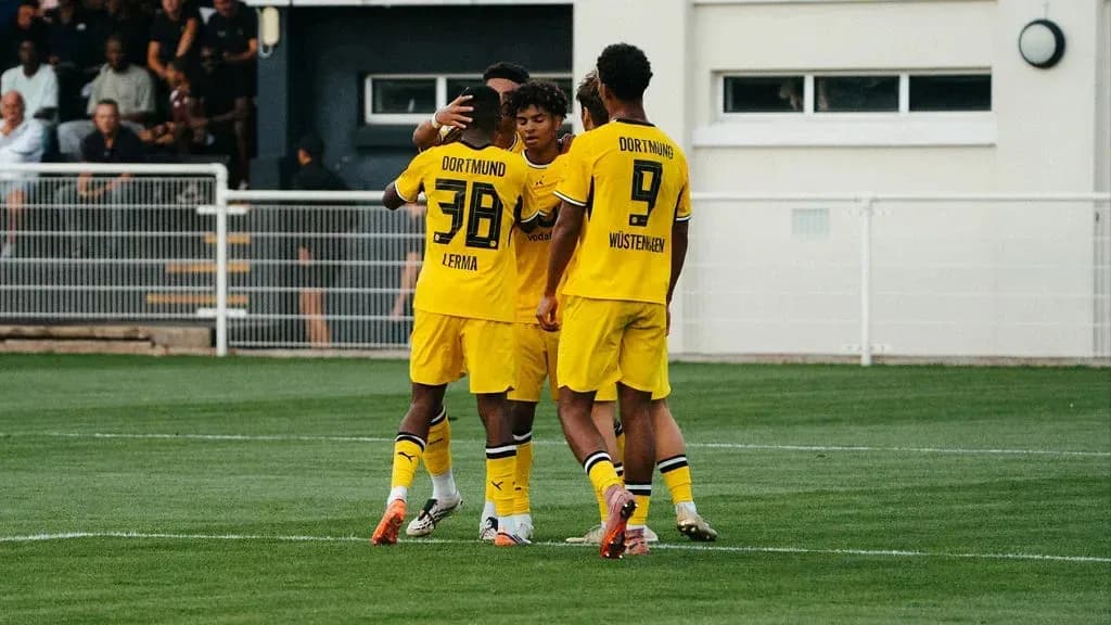 Jugadores de Dortmund celebrando un gol en el campo Jugadores de Dortmund celebrando un gol en el campo