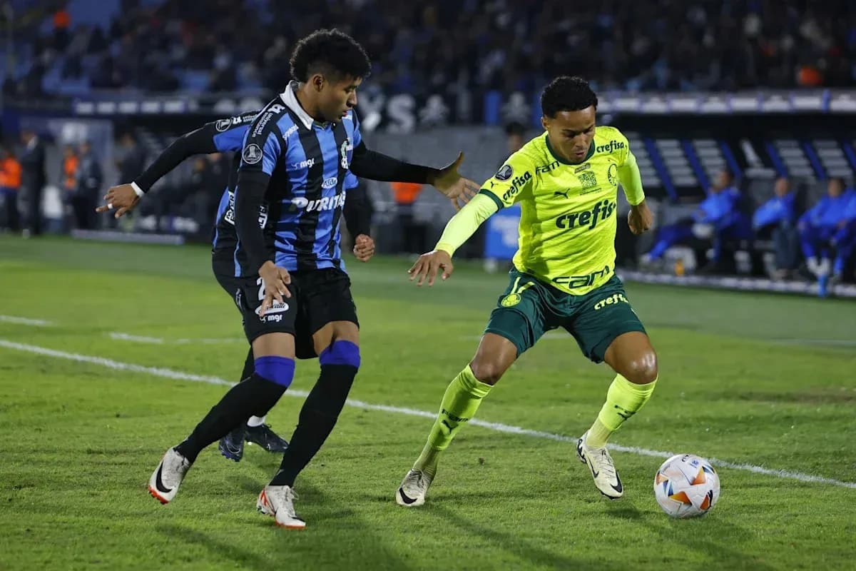 Jugador con balón siendo marcado durante el partido Jugador con balón siendo marcado durante el partido